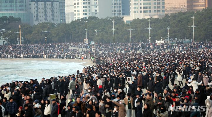 [부산=뉴시스] 하경민 기자 = 2024년 갑진년(甲辰年) 새해가 밝았다. 1일 오전 부산 해운대구 해운대해수욕장을 찾은 시민과 관광객들이 새해 첫 해돋이를 기다리고 있다. 2024.01.01. yulnetphoto@newsis.com