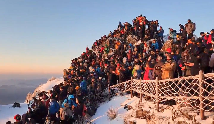 [산청=뉴시스] 지난해 1월 1일 지리산 천왕봉에서 해맞이 등산객들이 일출을 감상하고 있다. (사진=뉴시스 DB). 2024.01.01. photo@newsis.com *재판매 및 DB 금지