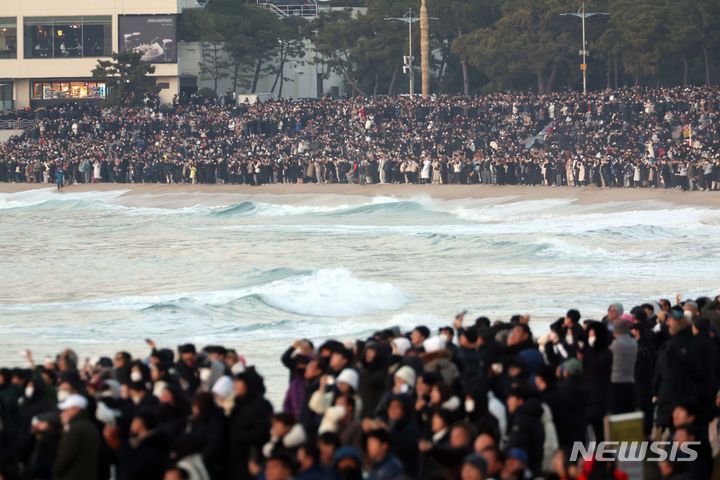 [부산=뉴시스] 하경민 기자 = 2024년 갑진년(甲辰年) 새해가 밝았다. 1일 오전 부산 해운대구 해운대해수욕장을 찾은 시민과 관광객들이 새해 첫 해돋이를 기다리고 있다. 2024.01.01. yulnetphoto@newsis.com