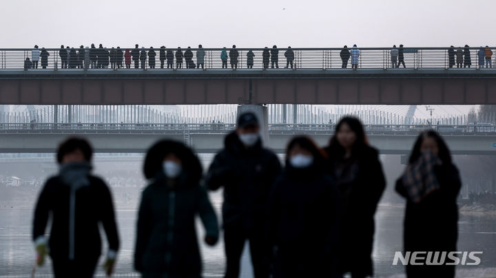 [대구=뉴시스] 이무열 기자 = 갑진년 (甲辰年) 새해 첫날인 1일 오전 대구 동구 지저동 아양기찻길을 찾은 시민들이 일출을 기다리고 있다. 2024.01.01. lmy@newsis.com