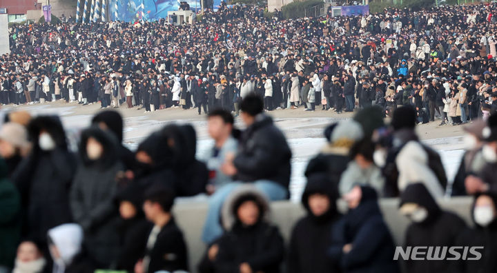 [부산=뉴시스] 하경민 기자 = 2024년 갑진년(甲辰年) 새해가 밝았다. 1일 오전 부산 해운대구 해운대해수욕장을 찾은 시민과 관광객들이 새해 첫 해돋이를 기다리고 있다. 2024.01.01. yulnetphoto@newsis.com