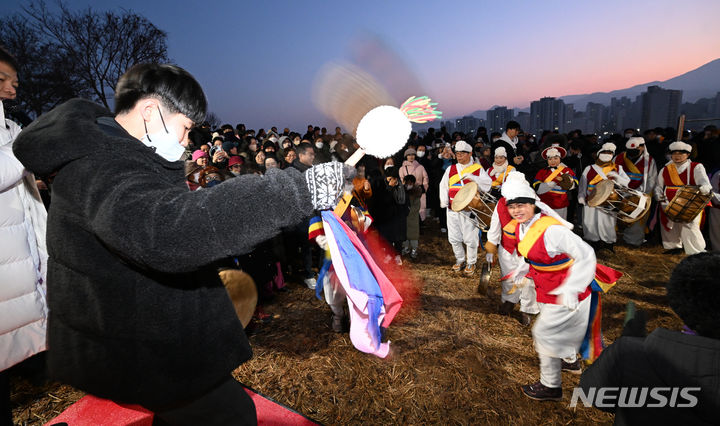 [광주=뉴시스] 김혜인 기자 = 갑진년(甲辰年)인 1일 오전 광주 남구 월산근린공원에서 청소년이 새해맞이 풍물패 장단에 맞춰 징을 치고있다. 2024.01.01. hyein0342@newsis.com