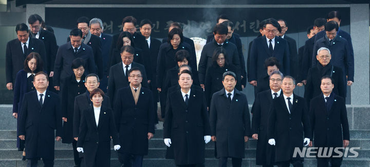 [서울=뉴시스] 전신 기자 = 윤석열 대통령이 2024년 갑진년 새해 첫날인 1일 서울 동작구 국립서울현충원을 찾아 참배를 마친 뒤 이동하고 있다. 2024.01.01. photo1006@newsis.com