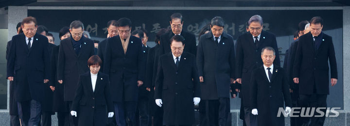 [서울=뉴시스] 전신 기자 = 윤석열 대통령이 2024년 갑진년 새해 첫날인 1일 서울 동작구 국립서울현충원을 찾아 참배를 마친 뒤 이동하고 있다. 2024.01.01. photo1006@newsis.com