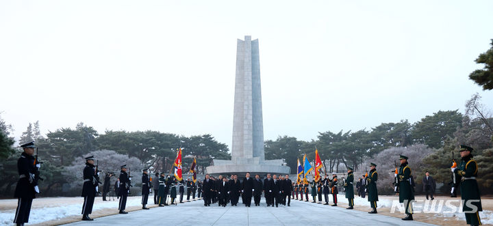 [서울=뉴시스] 전신 기자 = 윤석열 대통령이 2024년 갑진년 새해 첫날인 1일 서울 동작구 국립서울현충원을 찾아 참배를 마친 뒤 이동하고 있다. 2024.01.01. photo1006@newsis.com