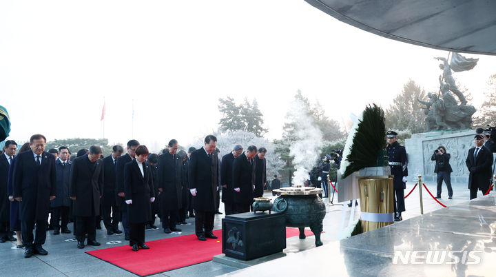 [서울=뉴시스] 전신 기자 = 윤석열 대통령이 2024년 갑진년 새해 첫날인 1일 서울 동작구 국립서울현충원을 찾아 현충탑에서 참배하고 있다. 2024.01.01. photo1006@newsis.com