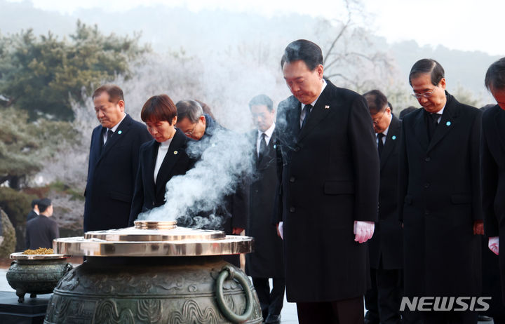 [서울=뉴시스] 전신 기자 = 윤석열 대통령이 2024년 갑진년 새해 첫날인 1일 서울 동작구 국립서울현충원을 찾아 현충탑에서 참배하고 있다. 2024.01.01. photo1006@newsis.com