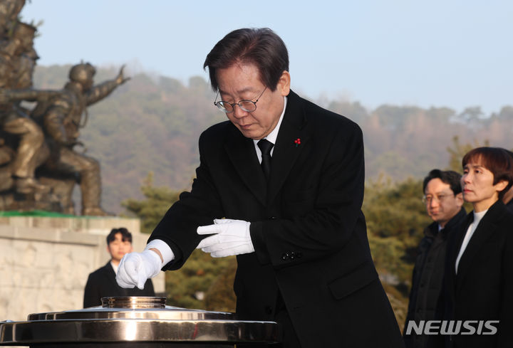 [서울=뉴시스] 황준선 기자 = 이재명 더불어민주당 대표가 새해 첫 날인 1일 오전 서울 동작구 국립서울현충원을 찾아 참배, 분향하고 있다. 2024.01.01. hwang@newsis.com