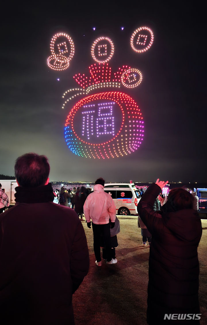 [울산=뉴시스] 배병수 기자 = 2024년 갑진년 (甲辰年) 첫 날이 밝았다 1일 오전 울산 울주군 서생면 간절곶에서 새해 해맞이 행사를 축하하는 1천 대의 드론 공연이 펼쳐지고 있다. 2024.01.01. bbs@newsis.com