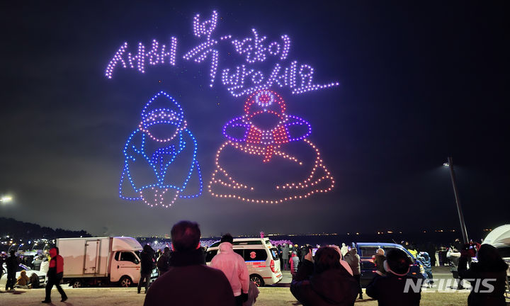 [울산=뉴시스] 배병수 기자 = 2024년 갑진년 (甲辰年) 첫 날이 밝았다 1일 오전 울산 울주군 서생면 간절곶에서 새해 해맞이 행사를 축하하는 1천 대의 드론 공연이 펼쳐지고 있다. 2024.01.01. bbs@newsis.com