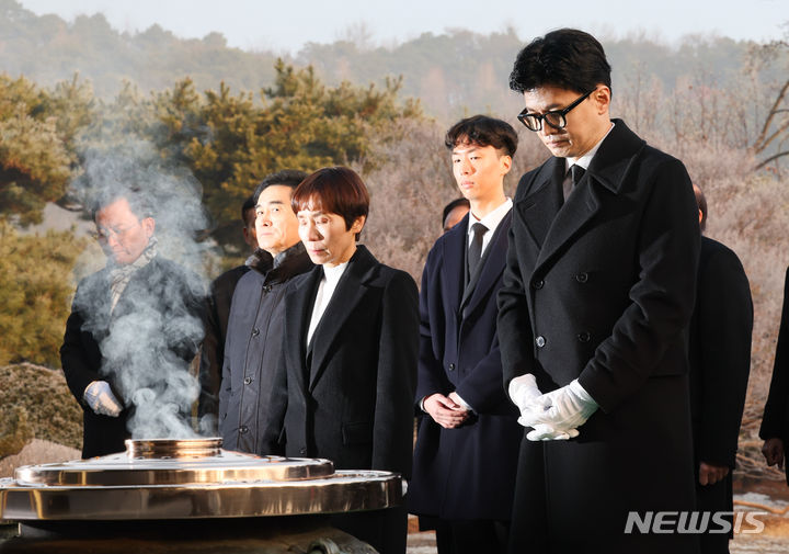 [서울=뉴시스] 황준선 기자 = 한동훈(가장 오른쪽) 국민의힘 비상대책위원장이 새해 첫 날인 1일 오전 서울 동작구 국립서울현충원을 찾아 참배, 묵념하고 있다. 2024.01.01. hwang@newsis.com