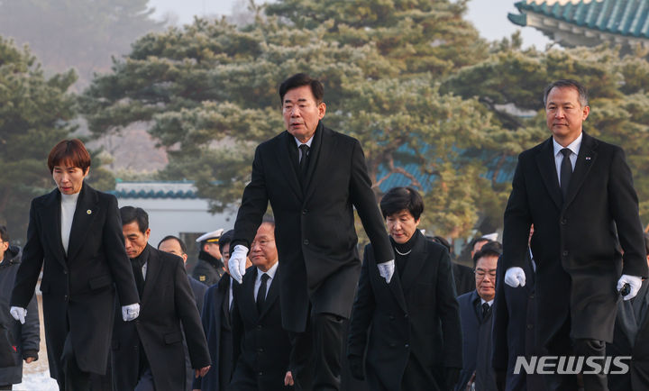 [서울=뉴시스] 황준선 기자 = 김진표 국회의장이 새해 첫 날인 1일 오전 서울 동작구 국립서울현충원을 찾아 참배하기 위해 이동하고 있다. 2024.01.01. hwang@newsis.com