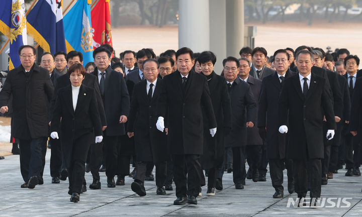 [서울=뉴시스] 황준선 기자 = 김진표 국회의장이 새해 첫 날인 1일 오전 서울 동작구 국립서울현충원을 찾아 참배하기 위해 이동하고 있다. 2024.01.01. hwang@newsis.com