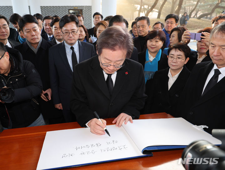 [서울=뉴시스] 황준선 기자 = 이재명 더불어민주당 대표가 새해 첫 날인 1일 오전 서울 동작구 국립서울현충원을 찾아 참배를 마친 뒤 방명록을 작성하고 있다. 2024.01.01. hwang@newsis.com