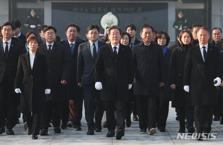 [서울=뉴시스] 황준선 기자 = 이재명(가운데) 더불어민주당 대표가 새해 첫 날인 1일 오전 서울 동작구 국립서울현충원을 찾아 참배를 마친 뒤 이동하고 있다. 2024.01.01. hwang@newsis.com