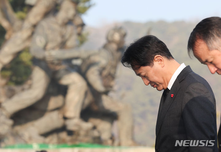 [서울=뉴시스] 황준선 기자 = 오세훈 서울시장이 새해 첫 날인 1일 오전 서울 동작구 국립서울현충원을 찾아 참배, 묵념하고 있다. 2024.01.01. hwang@newsis.com