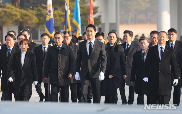 [서울=뉴시스] 황준선 기자 = 오세훈(가운데) 서울시장이 새해 첫 날인 1일 오전 서울 동작구 국립서울현충원을 찾아 참배하기 위해 이동하고 있다. 2024.01.01. hwang@newsis.com