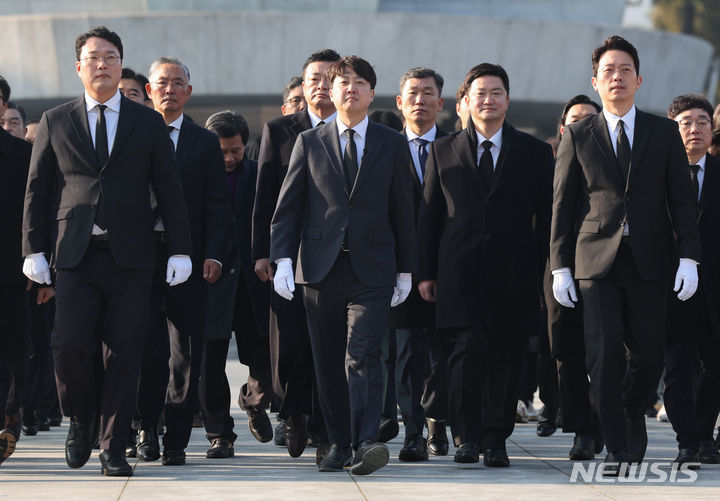 [서울=뉴시스] 황준선 기자 = 이준석(가운데) 전 국민의힘 대표가 새해 첫 날인 1일 오전 서울 동작구 국립서울현충원을 찾아 참배를 마친 뒤 이동하고 있다. 2024.01.01. hwang@newsis.com