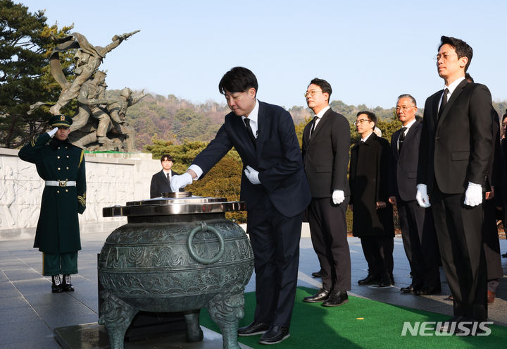 [서울=뉴시스] 황준선 기자 = 이준석 전 국민의힘 대표가 새해 첫 날인 1일 오전 서울 동작구 국립서울현충원을 찾아 참배, 분향하고 있다. 2024.01.01. hwang@newsis.com