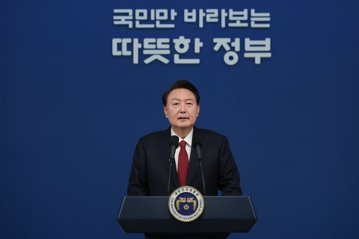 [서울=뉴시스] 윤석열 대통령이 2024년 갑진년 새해 첫날인 1일 서울 용산 대통령실 청사에서 신년사를 발표하고 있다. (사진=대통령실 제공) 2024.01.01. photo@newsis.com *재판매 및 DB 금지
