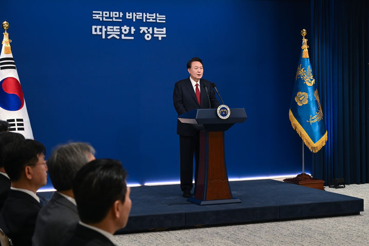 [서울=뉴시스] 윤석열 대통령이 2024년 갑진년 새해 첫날인 1일 서울 용산 대통령실 청사에서 신년사를 발표하고 있다. (사진=대통령실 제공) 2024.01.01. photo@newsis.com *재판매 및 DB 금지