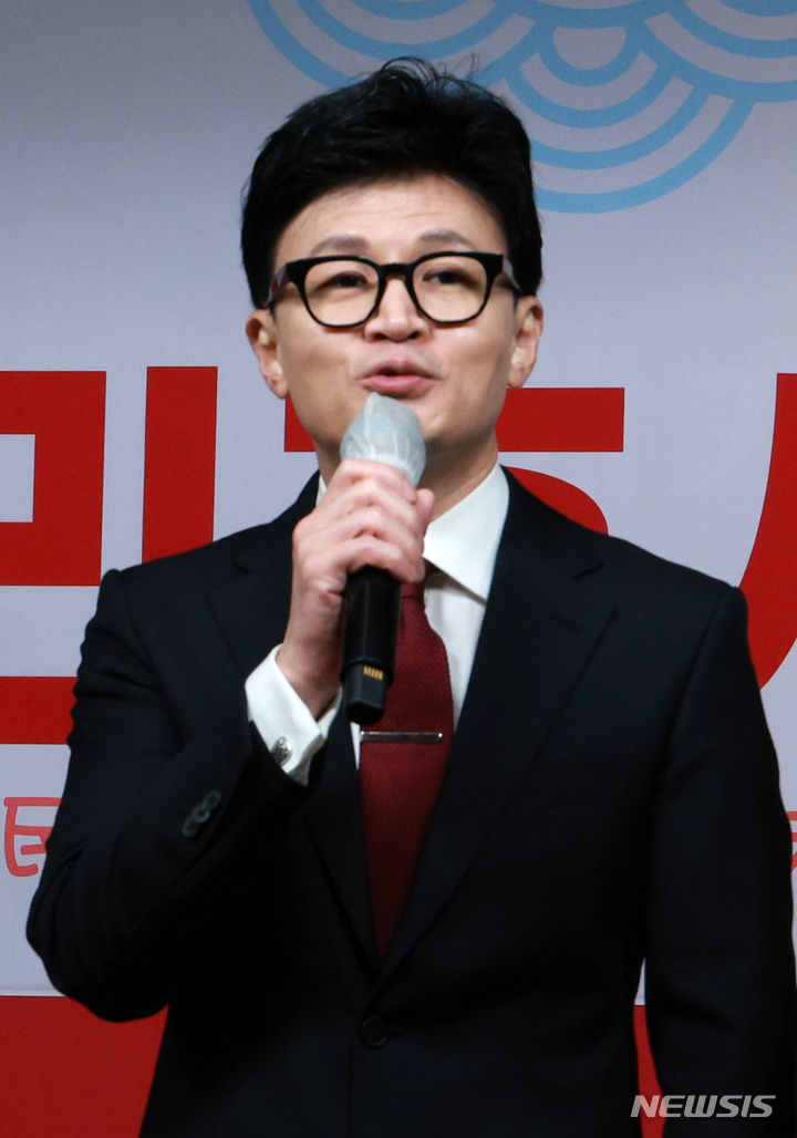 [서울=뉴시스] 고범준 기자 = 한동훈 국민의힘 비상대책위원장이 1일 오전 서울 영등포구 국민의힘 중앙당사에서 열린 2024 신년인사회에서 인사말을 하고 있다. 2024.01.01. bjko@newsis.com