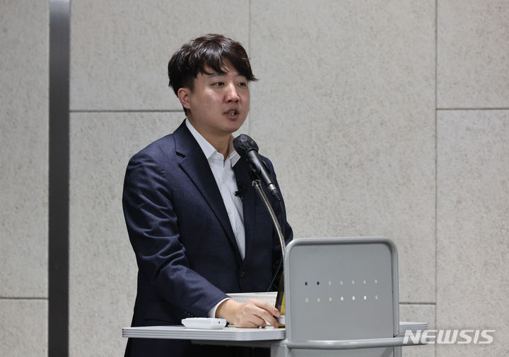 [서울=뉴시스] 김금보 기자 = 신당 창당을 준비 중인 이준석 전 국민의힘 대표가 1일 오전 서울역 대회의실에서 열린 개혁신당 신년 하례회에서 발언하고 있다. 2024.01.01. kgb@newsis.com