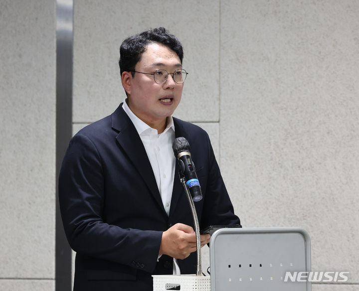 [서울=뉴시스] 김금보 기자 = 천하람 개혁신당 창당준비위원장이 1일 오전 서울역 대회의실에서 열린 개혁신당 신년 하례회에서 발언하고 있다. 2024.01.01. kgb@newsis.com