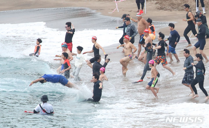 [서귀포=뉴시스] 우장호 기자 = 갑진년 새해 첫날인 1일 오전 제주 서귀포시 중문색달해수욕장에서 열린 제25회 국제펭귄수영대회 참가자들이 힘차게 바다로 뛰어들고 있다. 2024.01.01. woo1223@newsis.com