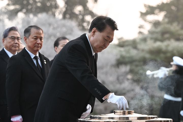 [서울=뉴시스] 윤석열 대통령이 2024년 갑진년 새해 첫날인 1일 서울 동작구 국립서울현충원을 찾아 현충탑에서 분향하고 있다. (사진=대통령실 제공) 2024.01.01. photo@newsis.com *재판매 및 DB 금지