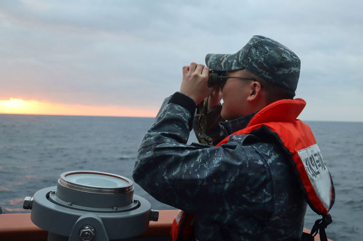 [서울=뉴시스] 조수정 기자 = 갑진년 새해 첫날인 1일 동해에서 작전수행 중인 해군 전투 함정에서 견시 임무를 수행하고 있는 장병이 전방을 주시하고 있다. 부여된 작전 임무를 수행하며 새해 첫날을 맞은 함정 승조원들은 조국해양수호의 결연한 의지를 다졌다. (사진=해군 제공) 2024.01.01. photo@newsis.com *재판매 및 DB 금지