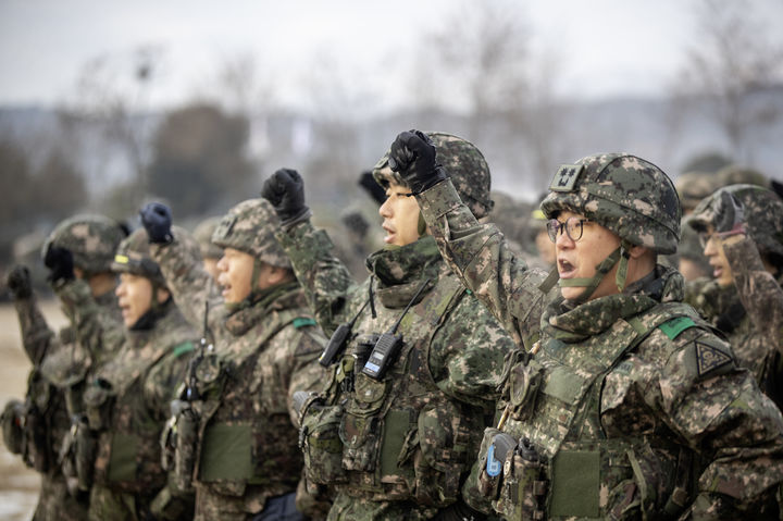 [서울=뉴시스] 조수정 기자 = 1일 강원도 철원 문혜리 포병사격장에서 2024년 갑진년 새해 첫 포탄 사격 훈련에 나선 육군이 '즉·강·끝 대응태세'(적이 도발하면 단호하고 공세적으로 대응하여 다시는 도발하지 못하게 한다는 응징 원칙) 결의대회를 하고 있다. (사진=육군 제공) 2024.01.01. photo@newsis.com *재판매 및 DB 금지