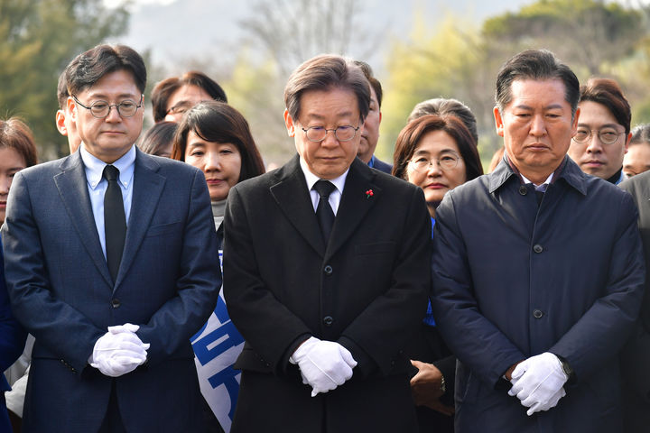 [김해=뉴시스] 차용현 기자 = 1일 오전 더불어민주당 이재명 대표가 당 지도부와 함께 경남 김해시 진영읍 봉하마을 故 노무현 전 대통령 묘역을 참배하고 있다. 2024.01.01. con@newsis.com *재판매 및 DB 금지