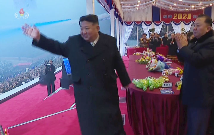 [서울=뉴시스] 김정은 북한 국무위원장이 일본 이시카와현에서 발생한 지진과 관련해 기시다 후미오 일본 총리에게 위로 전문을 보냈다. 하야시 요시마사 일본 관방장관은 이례적으로 위로 전문을 보낸 김 위원장에게 사의를 표했다. 사진은 김 위원장이 지난달 31일 평양 5월1일경기장에서 2024년 신년경축대공연을 관람했다고 조선중앙TV가 1일 보도한 모습. (사진=조선중앙TV 갈무리) 2024.01.06. photo@newsis.com *재판매 및 DB 금지