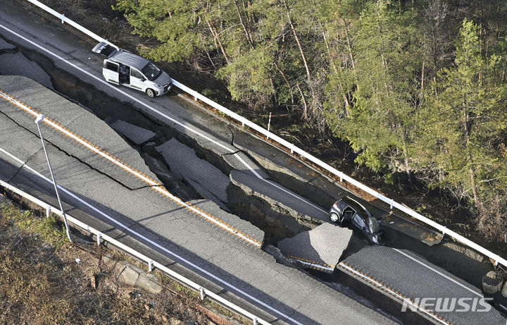 [아나미즈마치=AP/뉴시스] 일본 이시카와현 노토반도에서 발생한 지진으로 2일 아나미즈마치의 도로가 갈라져 있다. 기시다 후미오 일본 총리는 비상재해대책본부 회의를 열고 "이재민의 구명·구조는 시간 싸움"이라며 "주민 안전 확보를 최우선으로 전력을 다해줄 것"을 주문했다. 2024.01.02. 