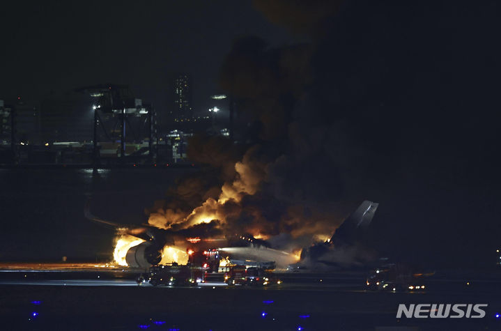 [도쿄=AP/뉴시스] 2일(현지시각) 일본 도쿄 하네다 공항 활주로에 착륙하던 일본항공(JAL) 항공기가 불길에 휩싸여 있다. 2024.01.02.