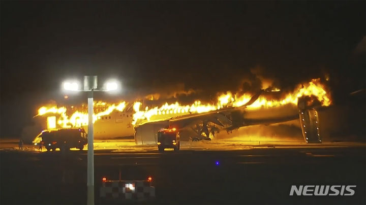 [도쿄=AP/뉴시스]2일 일본 도쿄 하네다 공항 활주로에 착륙하던 일본항공(JAL) 항공기가 불길에 휩싸여 있다. 일본 하네다(羽田) 공항에서 지난 2일 발생한 항공기 충돌·화재 사고 전 관제관이 해상보안청 항공기에 이륙 순서가 1번이라고 말한 사실이 드러났다고 NHK가 5일 보도했다. 2024.01.05.