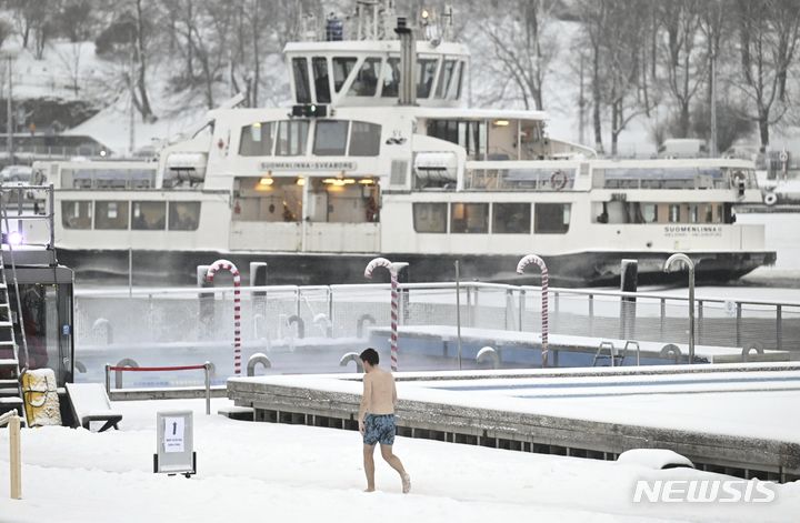 [헬싱키=AP/뉴시스] 2일(현지시간) 핀란드 헬싱키 알라스 바다 수영장에서 한 남성이 이동하고 있다. 2024.01.03.