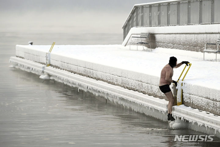 [헬싱키=AP/뉴시스] 2일(현지시간) 핀란드 헬싱키에서 한 남성이 바다에서 나오고 있다. 2024.01.03.