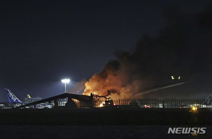 [도쿄=AP/뉴시스] 2일(현지시간) 일본 도쿄 하네다 공항 활주로에 착륙하던 일본항공(JAL) 항공기가 불길에 휩싸여 있다. 이번 화재는 JAL 항공기와 일본 해안보안청 소속 항공기가 충돌하면서 발생했다. 2024.01.03.