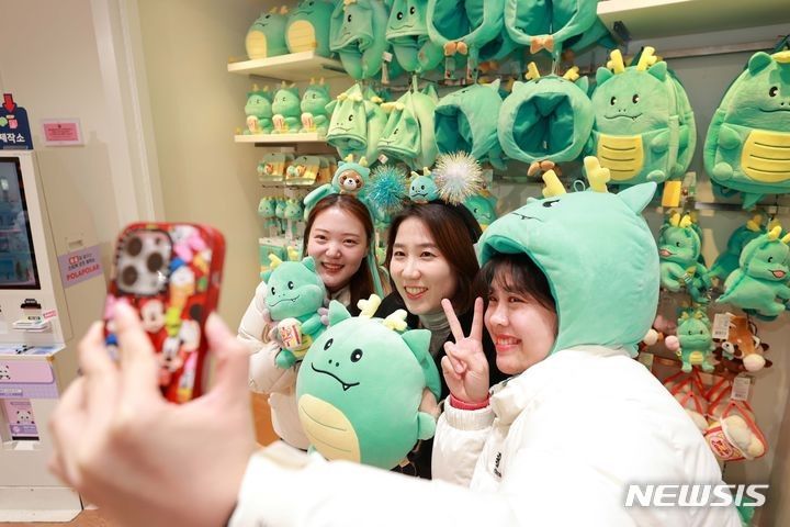 &nbsp; 에버랜드 기프트샵에 진열된 조아용과 레시. 용인시 제공