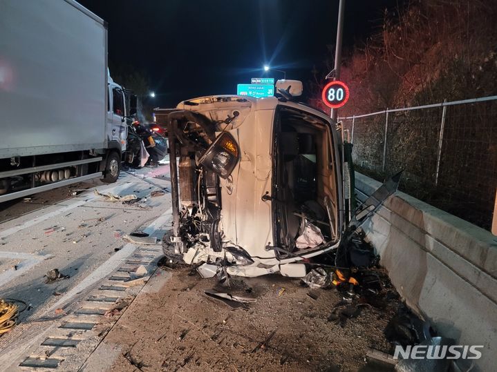 [밀양=뉴시스] 안지율 기자 = 1일 오후 6시께 함양·울산 고속도로 밀양 방향 밀양분기점 부근 산외2터널 출구 앞에서 4.5t 화물차와 경형 SUV 차량 등 4중 추돌 사고로 1명이 숨지고 4명이 다치는 사고가 발생했다. (사진=경남소방본부 제공) 2024.01.02. photo@newsis.com *재판매 및 DB 금지