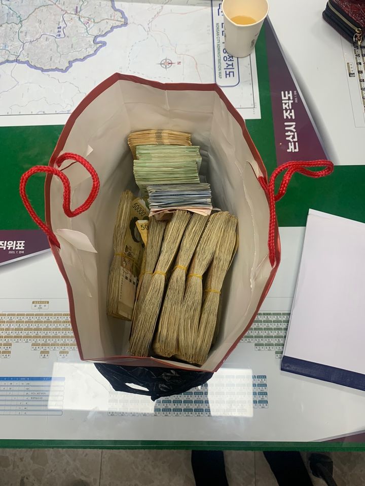 성물산 이성래 대표가 논산시청 현관에 놓고 간 돈이 든 종이가방. 2024. 01. 02 논산시 *재판매 및 DB 금지