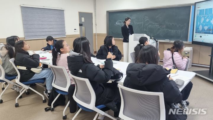 [전주=뉴시스]윤난슬 기자 = 전북도교육청은 '2024년 중등 기초학력 향상 집중지원 캠프'를 오는 3일부터 18일까지 도내 14개 시군 학력지원센터별로 운영한다고 2일 밝혔다.(사진=전북교육청 제공) 