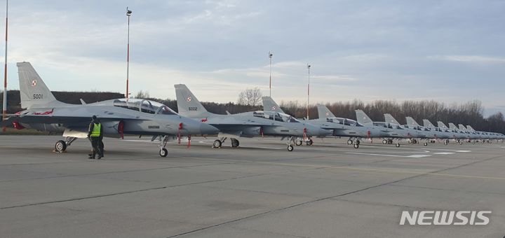 [서울=뉴시스]KAI가 역대 최단기간 납품한 FA-50GF 12대가 폴란드 민스크 공군기지 주기장에 일렬로 세워져 있다.(사진=KAI 제공)