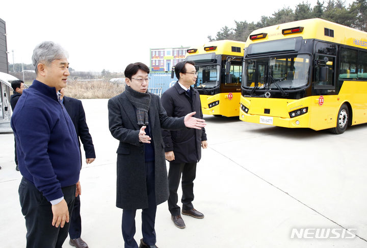 [전주=뉴시스]윤난슬 기자 = 우범기 전주시장은 2일 기업과 적극적인 소통 행정을 위해 전주형 일자리 참여 기업인 ㈜아이버스를 방문해 애로사항을 듣고 있다.2024.01.02.(사진=전주시 제공) 