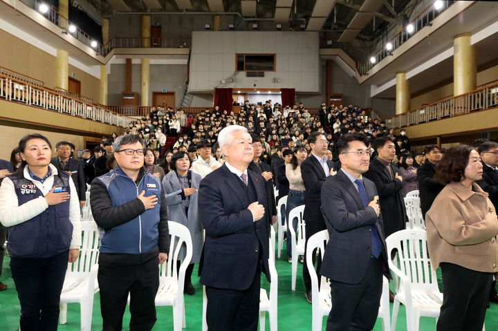 [무주=뉴시스] 최정규 기자 = 황인홍 무주군수가 2일 2일 무주읍 예체문화관 1층 대공연장에서 시무식을 갖고 있다.(무주군 제공) *재판매 및 DB 금지