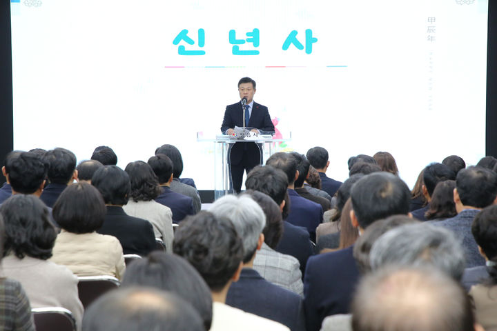 2024 시무식에서 신년 인사를 하고 있는 이학수 정읍시장. *재판매 및 DB 금지