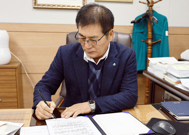 [함평=뉴시스] 이상익 전남 함평군수가 2일 오전 반부패·청렴 서약서에 서명하는 것으로 새해 업무를 시작하고 있다. (사진=함평군 제공) photo@newsis.com *재판매 및 DB 금지