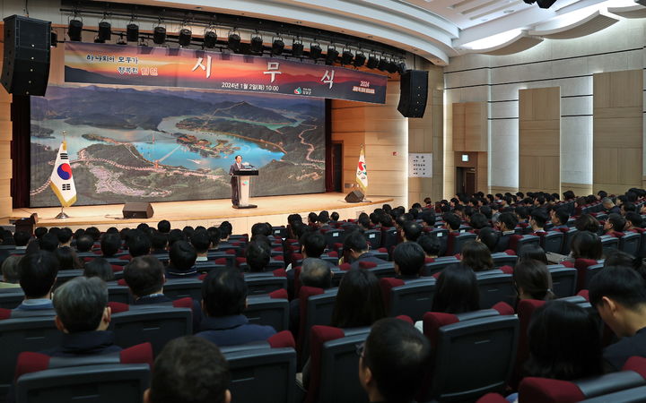 2일 열린 임실군의 2024 시무식, 심민 군수가 새해 군정목표에 대해 설명하고 있다. *재판매 및 DB 금지